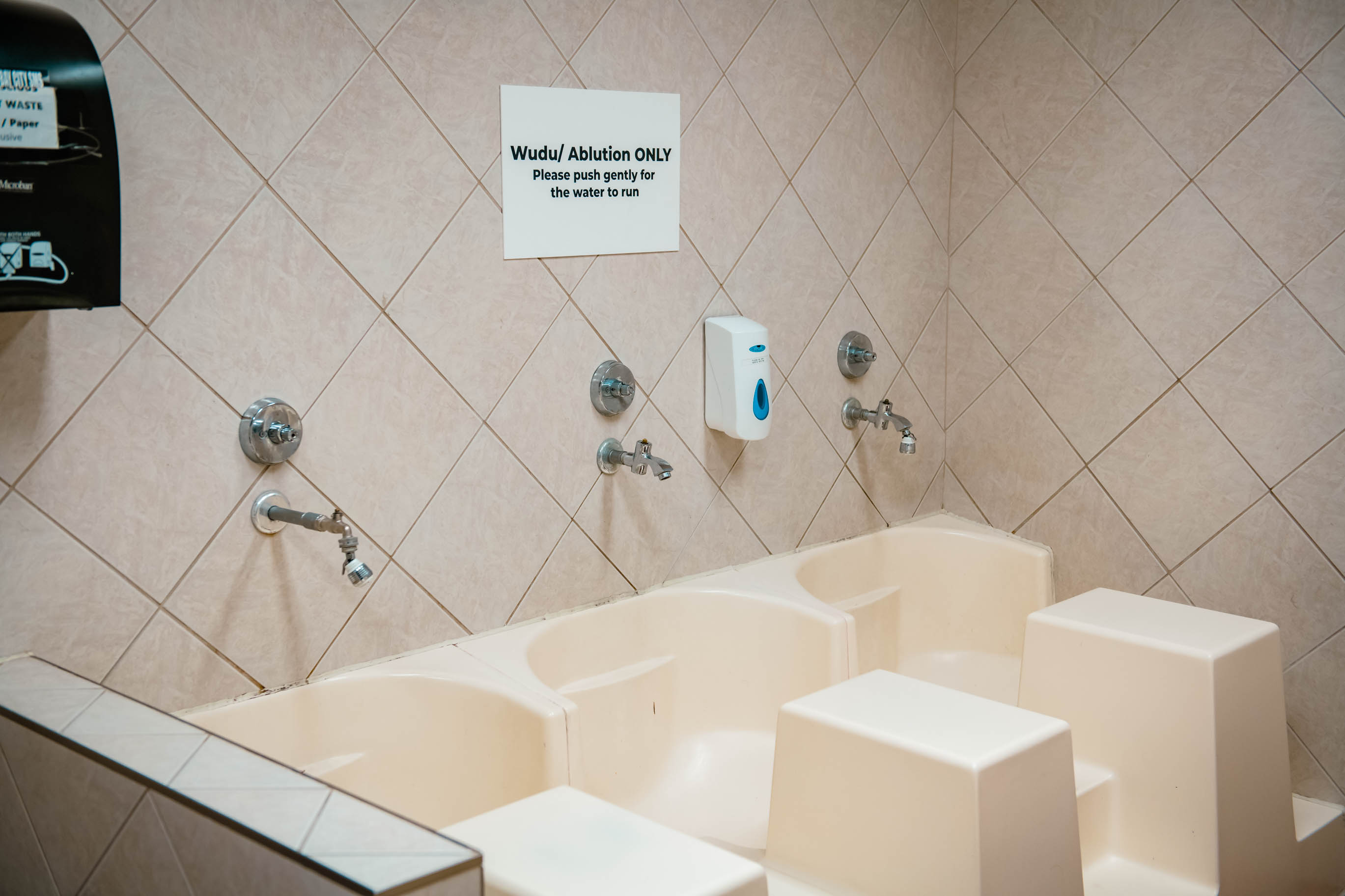 Barrie Mosque community moment DSC 6403